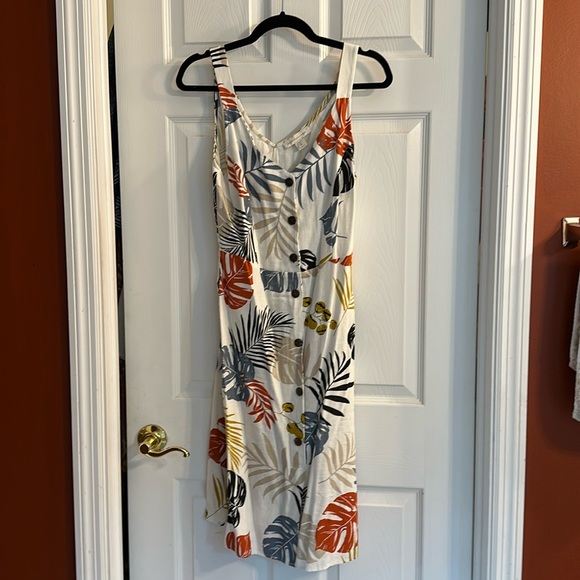 Monteau Dresses & Skirts - Beautiful button up dress these in the front and back size medium